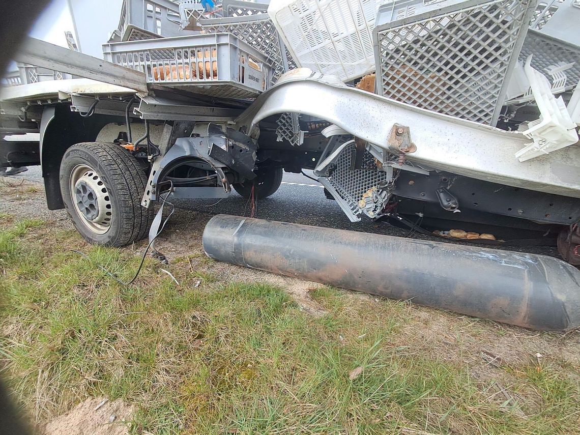 Wybuch gazu w Iveco na drodze ekspresowej. W wyniku eksplozji doszło do rozerwania naczepy