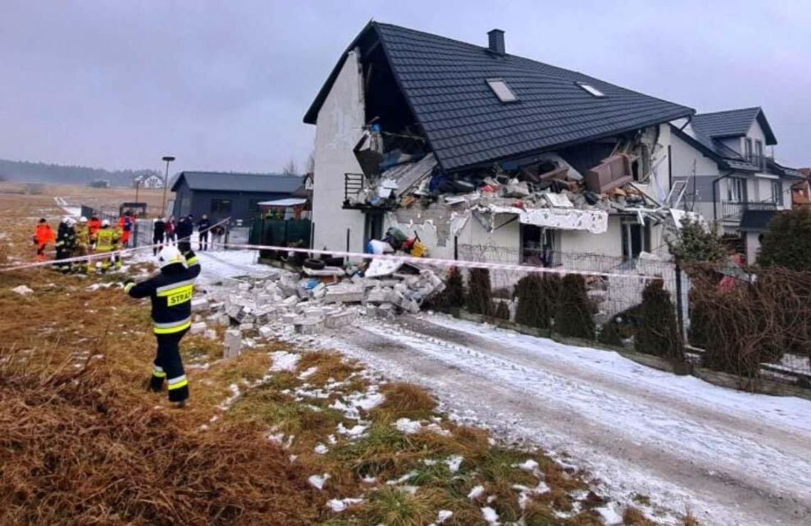 Wybuch w domu jednorodzinnym. Budynek częściowo się zawalił. W środku była rodzina Wybuch w domu jednorodzinnym. Budynek częściowo się zawalił. W środku była rodzina