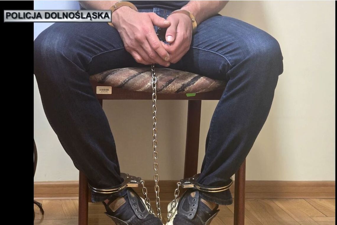 Pijany 35-latek strzelił z broni czarnoprochowej do policjantów. Odpowie za usiłowanie zabójstwa Pijany 35-latek strzelił z broni czarnoprochowej do policjantów. Odpowie za usiłowanie zabójstwa