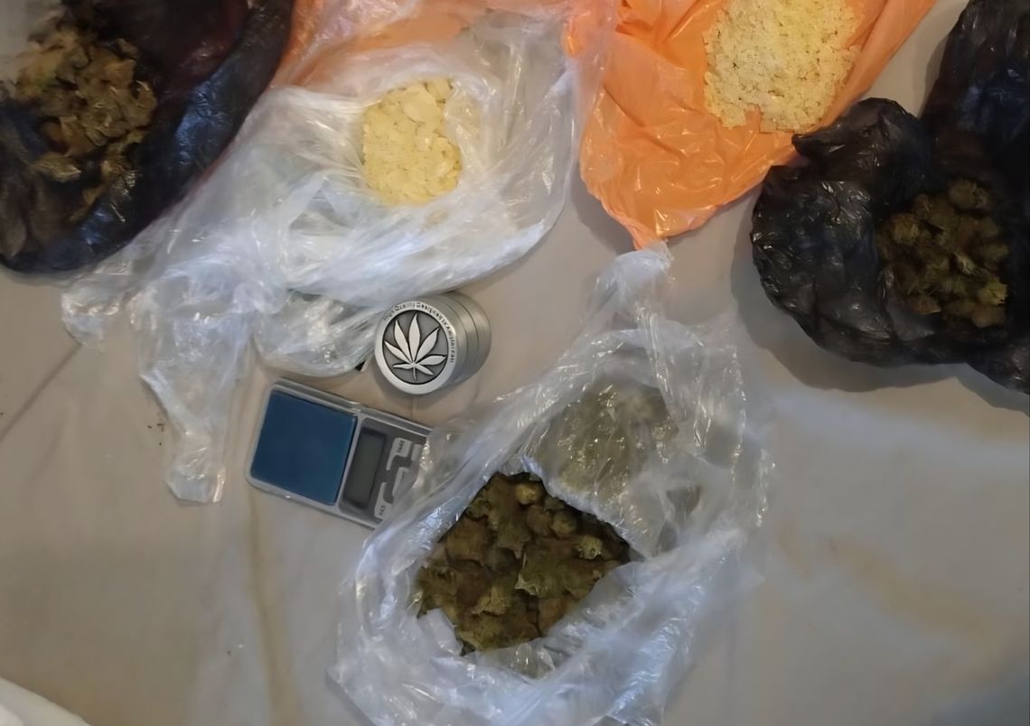 Wyciągnął przed sklepem broń i groził nią mężczyźnie. Po zatrzymaniu policjanci znaleźli narkotyki Wyciągnął przed sklepem broń i groził nią mężczyźnie. Po zatrzymaniu policjanci znaleźli narkotyki