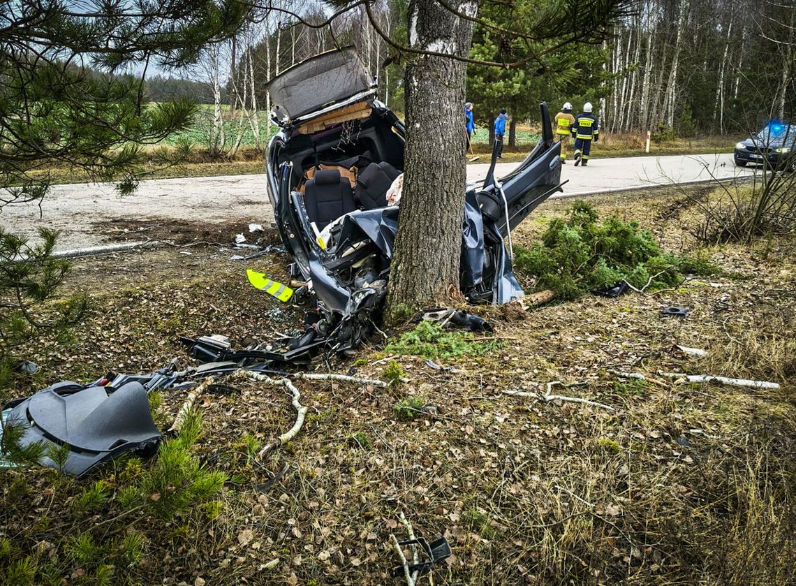 Wycieli dach z BMW, żeby wydostać młodego kierowcę. Rozbił auto na drzewie Wycieli dach z BMW, żeby wydostać młodego kierowcę. Rozbił auto na drzewie