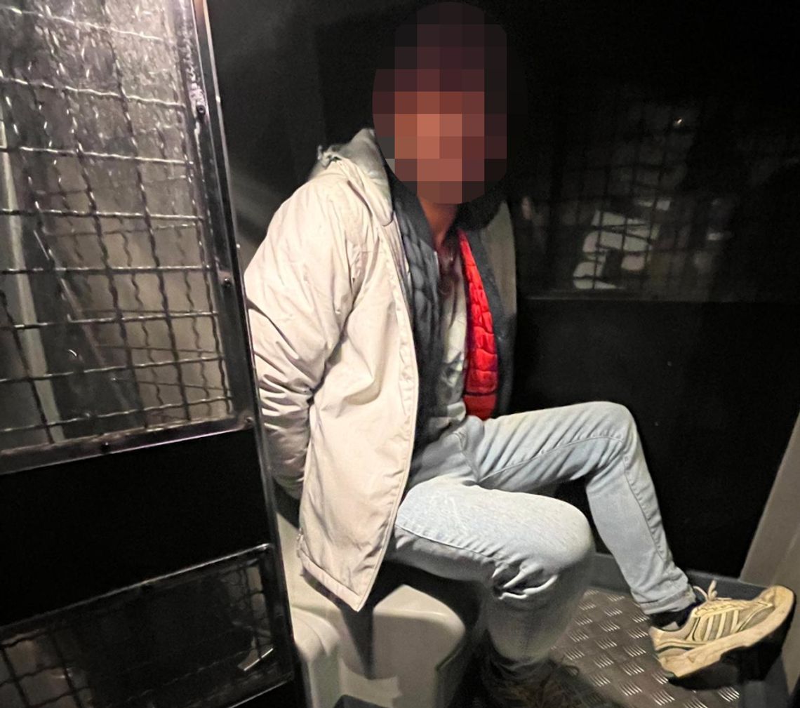 Wycinali katalizatory, mieli przy sobie sprzęt i narkotyki. Dwaj mężczyźni zatrzymani Wycinali katalizatory, mieli przy sobie sprzęt i narkotyki. Dwaj mężczyźni zatrzymani