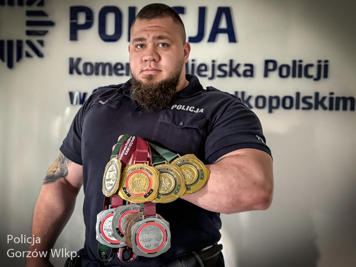Wycisnął 250 kilogramów i został mistrzem Polski. Ten policjant naprawdę ma moc