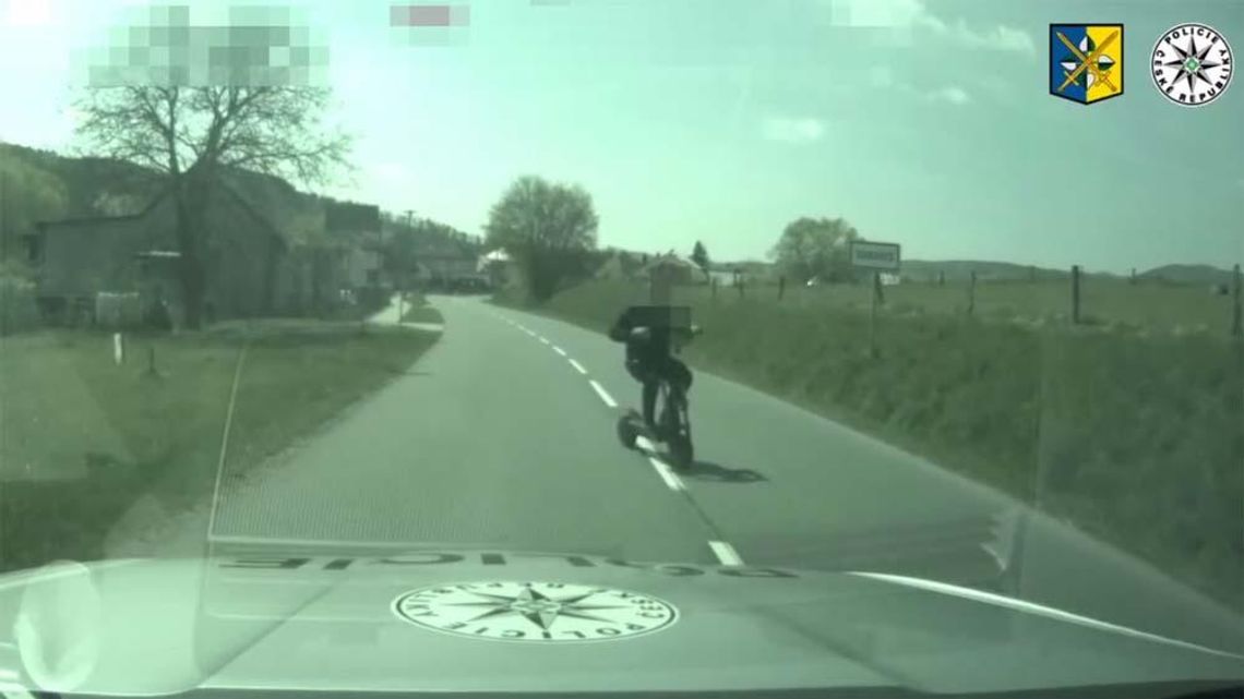 Wyglądało jak hulajnoga elektryczna z siodełkiem, ale rozpędzał się nawet do 100 na godzinę. Czeska policja opublikowała wideo z pościgu Wyglądało jak hulajnoga elektryczna z siodełkiem, ale rozpędzał się nawet do 100 na godzinę. Czeska policja opublikowała wideo z pościgu