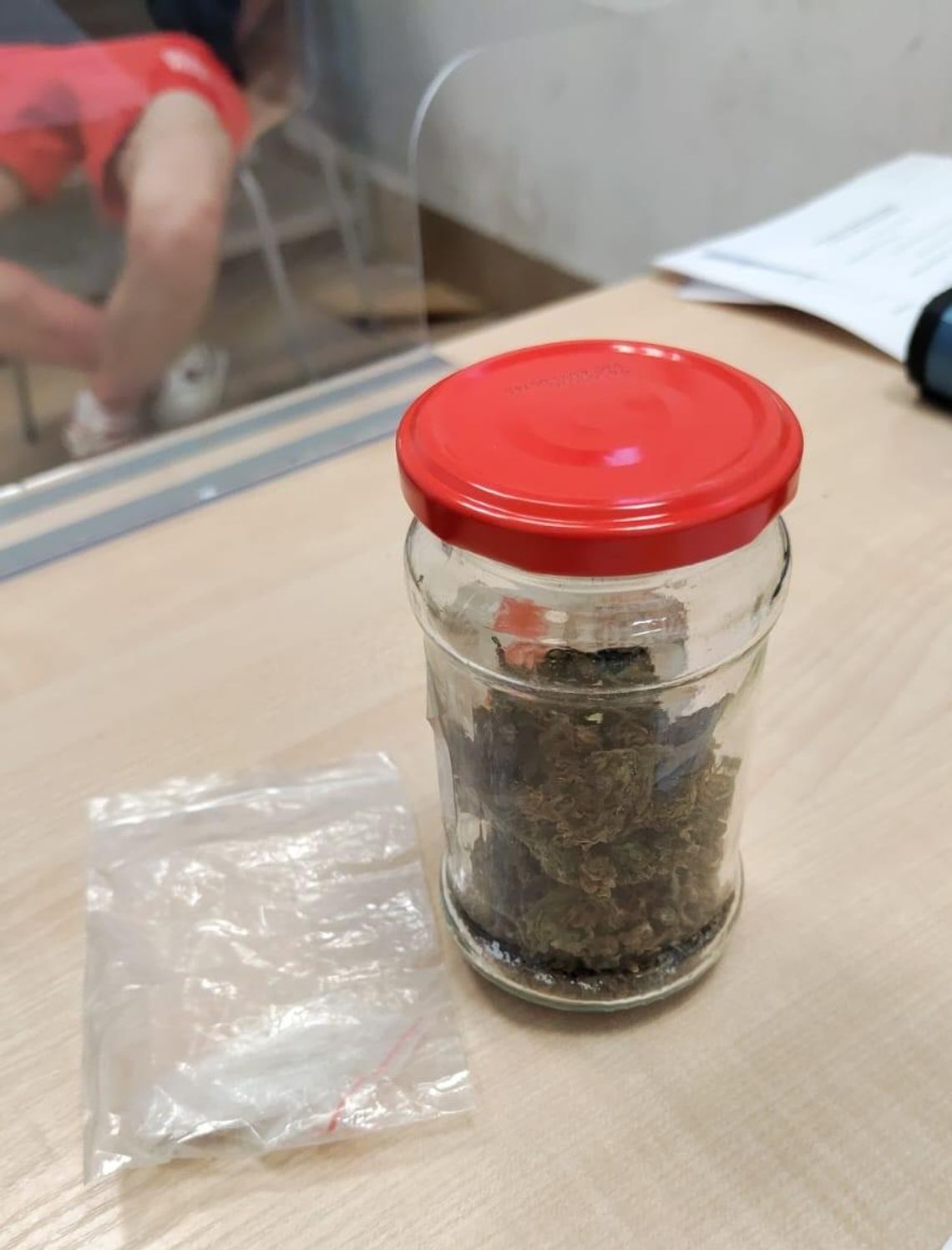 Wyglądało jak opuchnięta kostka, a  on marudził, że go boli. Ściemniał, bo miał tam narkotyki