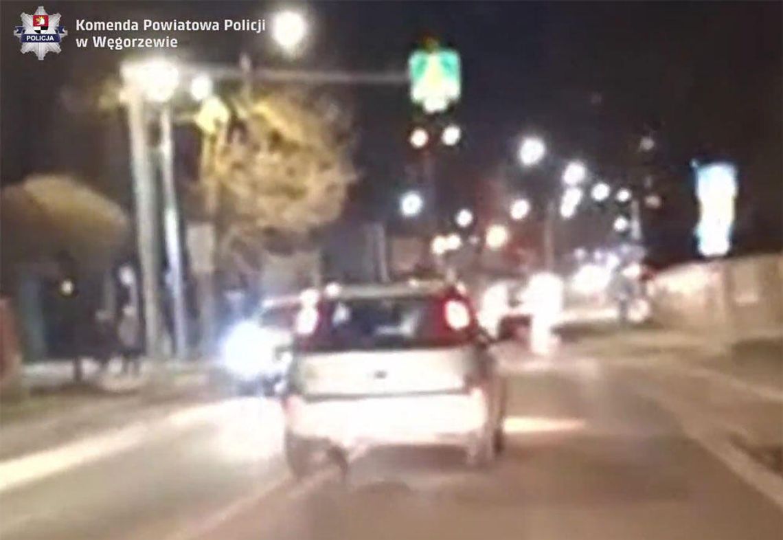 Wyglądało jakby jechał pod wpływem. Prawda okazała się zupełnie inna. Policjanci pomogli kierowcy