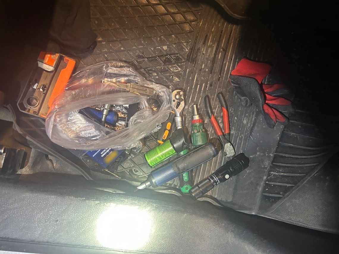 Wyglądało, jakby po prostu grzebał pod maską, ale policjanci zauważyli wybitą szybę. Mężczyzna rzucił się do ucieczki Wyglądało, jakby po prostu grzebał pod maską, ale policjanci zauważyli wybitą szybę. Mężczyzna rzucił się do ucieczki