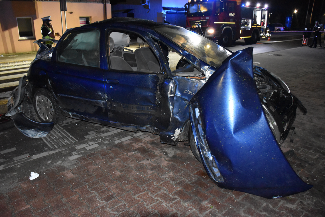 Wygrzebał się z rozbitego auta i uciekł. Policjanci znaleźli go zakrwawionego pod kartonami