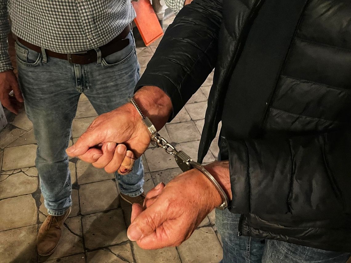 Wyjął broń na ulicy i strzelił mu w stopę. 71-latek chciał dać nauczkę 28-latkowi, który na hulajnodze szturchnął jego żonę