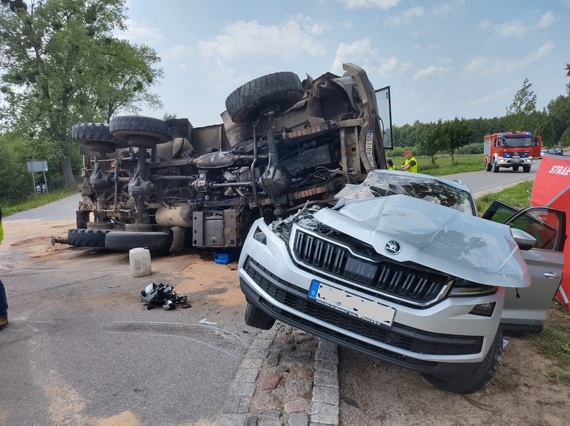 Wyjechał skodą wprost pod ciężarówkę. W wypadku zginęła żona kierowcy osobówki