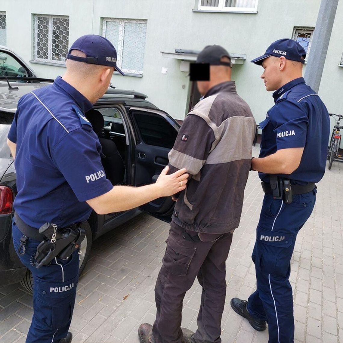 Wykorzystał okazję i okradł znajomego. 48-latek z dożywotnim zakazem wjechał audi wprost na policję