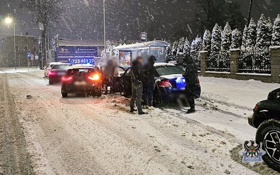 Wyłudzali pieniądze "na wnuczka" i "na policjanta". Zatrzymani trzej mężczyźni w wieku 18-20 lat