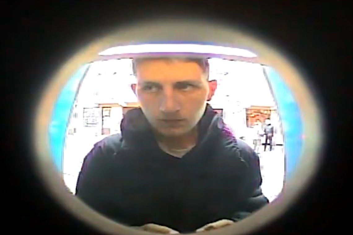 Wyłudził kody i wypłacił gotówkę. Policja opublikowała zdjęcie młodego oszusta