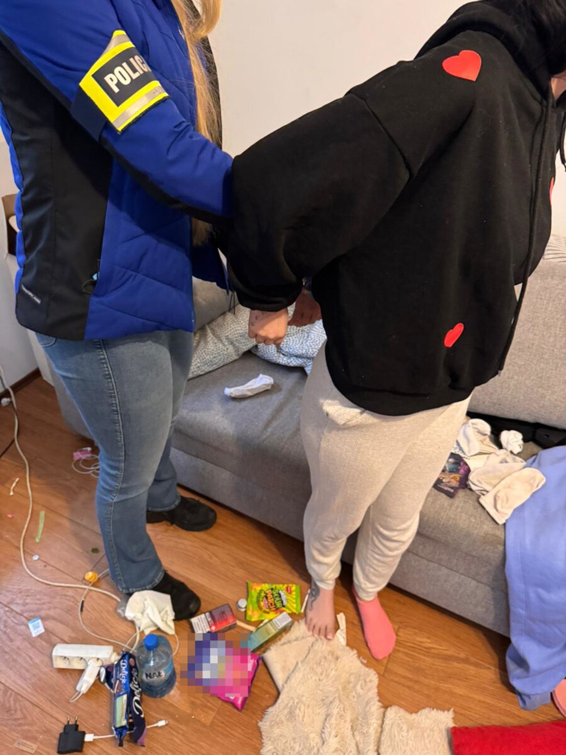 Wyłudzili od 91-latki 50 tysięcy złotych. 24-letni oszuści wpadli w mieszkaniu pełnym narkotyków