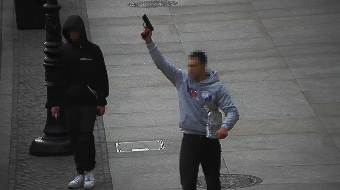 Wymachiwał pistoletem w centrum Poznania. Policjanci zatrzymali młodego mężczyznę i jego kolegę
