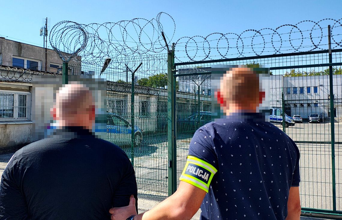 Wymalował wulgarne napisy na aucie i przebił opony. Zdradził go plecak z odblaskami Wymalował wulgarne napisy na aucie i przebił opony. Zdradził go plecak z odblaskami