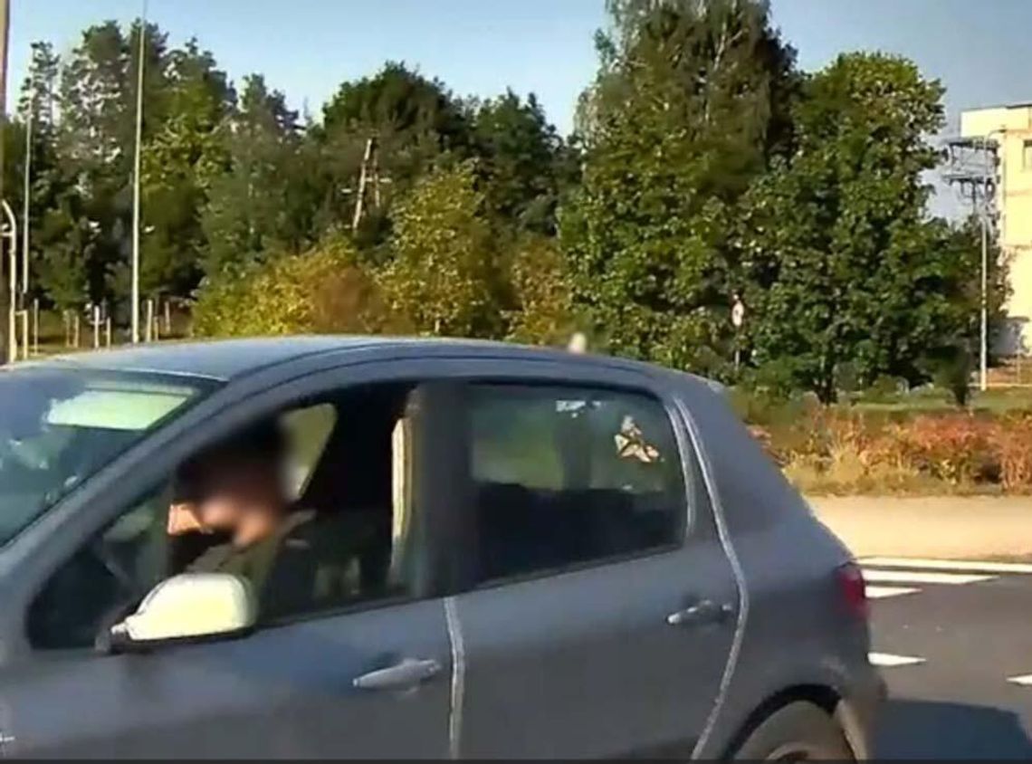 Wymusił z telefonem przy uchu. Kierowca namierzony i ukarany Wymusił z telefonem przy uchu. Kierowca namierzony i ukarany