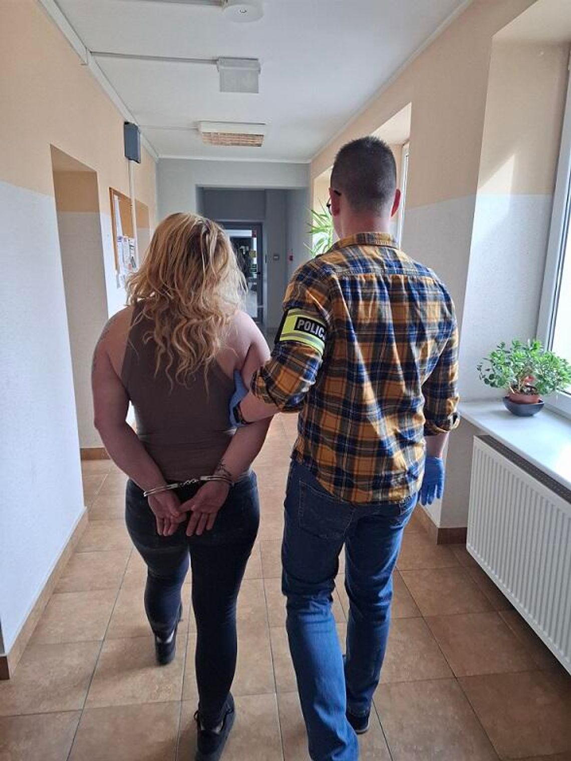 Wynosili ze spożywczaka zakupy bez płacenia. Mieli specjalny system. Udawało się wiele razy, a straty to ponad 3 tysiące