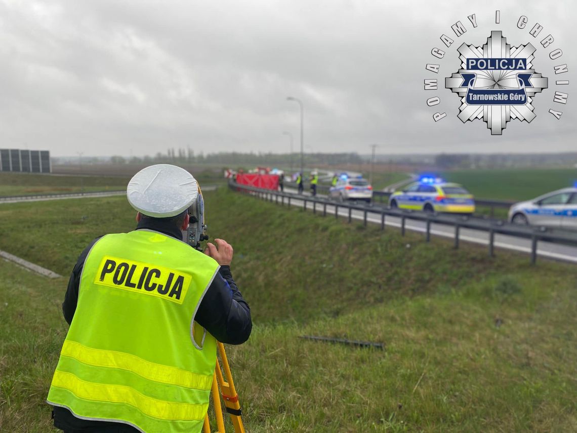 Wypadek busa na autostradzie A1. Zginęło dwóch mężczyzn, pięć osób trafiło do szpitala [FOTO]