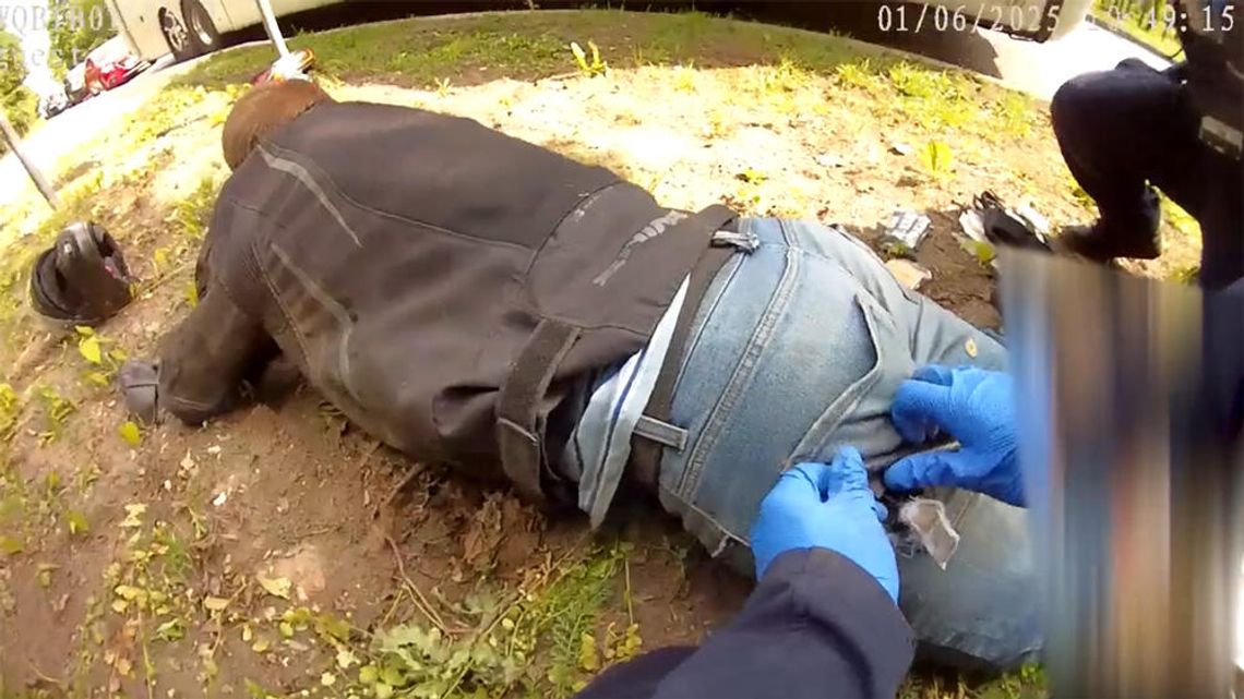 Wypadek motocyklisty, otwarte złamanie i krwotok. Policjanci uratowali mu życie