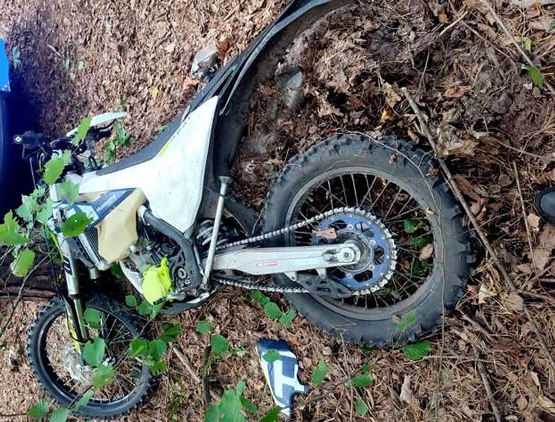 Wypadek na crossie. Rozpędzony mężczyzna uderzył w drzewo. Jest ciężko ranny