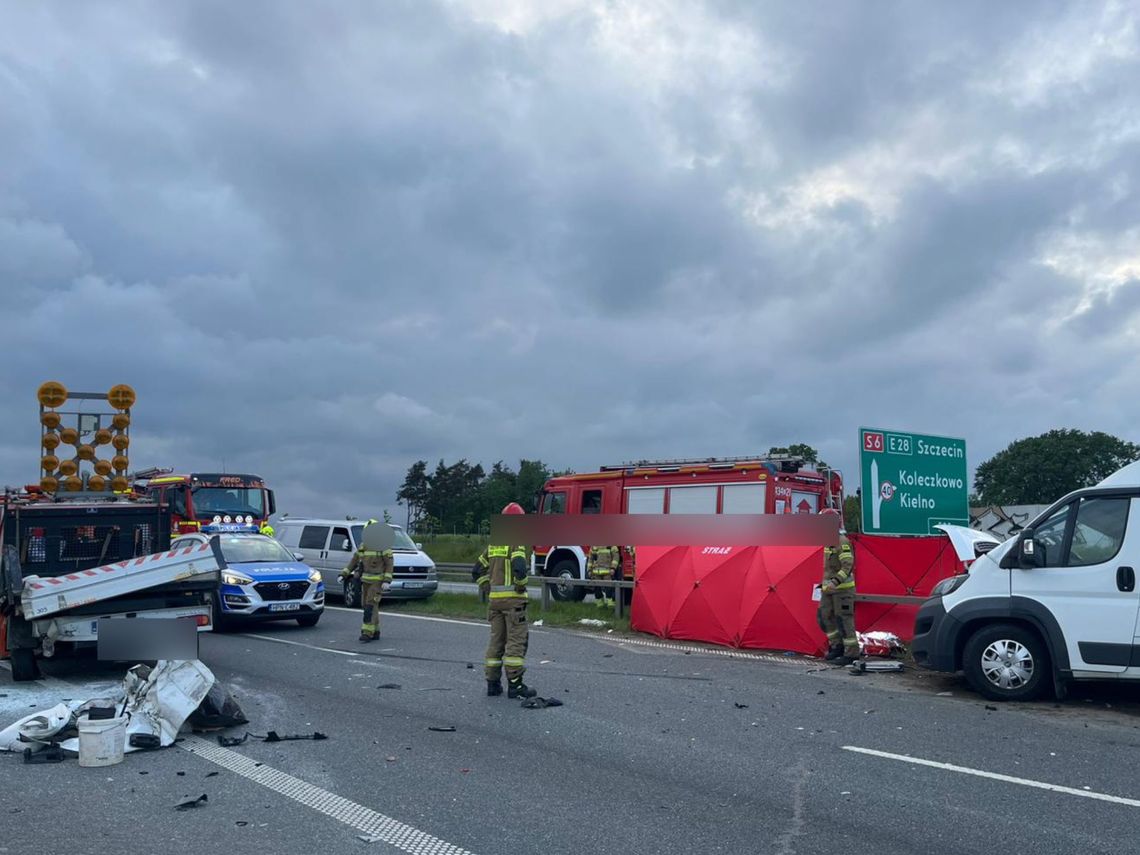 Wypadek na drodze ekspresowej S6. Kamper wjechał w pojazd służby drogowej, jest ofiara śmiertelna