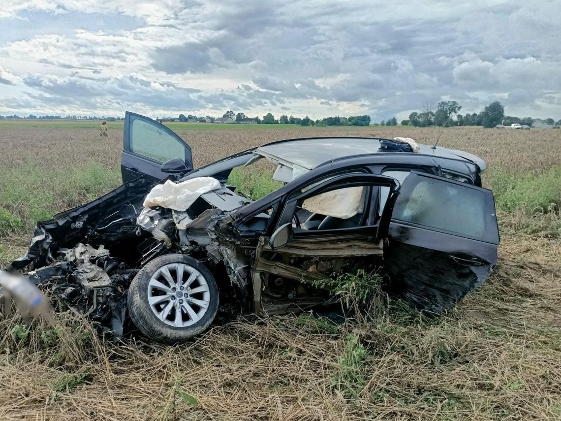 Wypadek na niestrzeżonym przejeździe kolejowym. Kierowca opla wjechał przed jadący pociąg [FOTO]