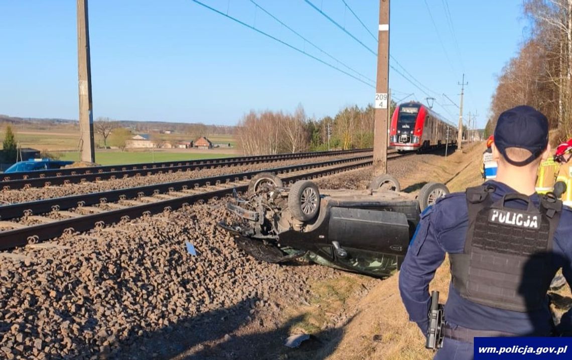 Wypadek na niestrzeżonym przejeździe kolejowym. Kierująca Fiatem wjechała w bok pociągu Wypadek na niestrzeżonym przejeździe kolejowym. Kierująca Fiatem wjechała w bok pociągu