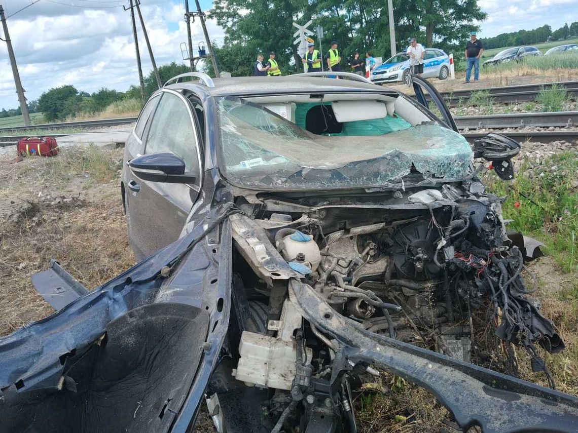 Wypadek na niestrzeżonym przejeździe kolejowym. Volkswagen zderzył się z szynobusem