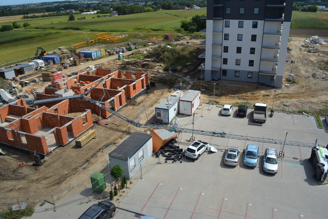 Wypadek na placu budowy bloku. Żuraw budowlany runął na parking i uszkodził pięć samochodów Wypadek na placu budowy bloku. Żuraw budowlany runął na parking i uszkodził pięć samochodów