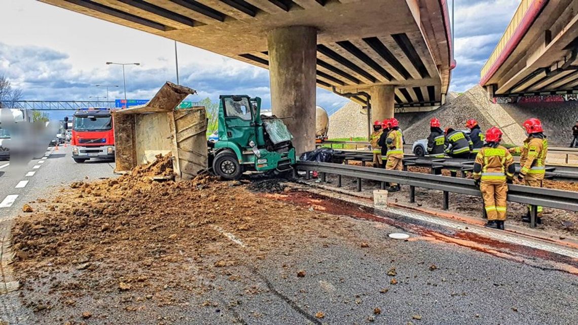 Wypadek śmiertelny na A4. Kierowca ciężarówki wjechał w betonowy filar wiaduktu