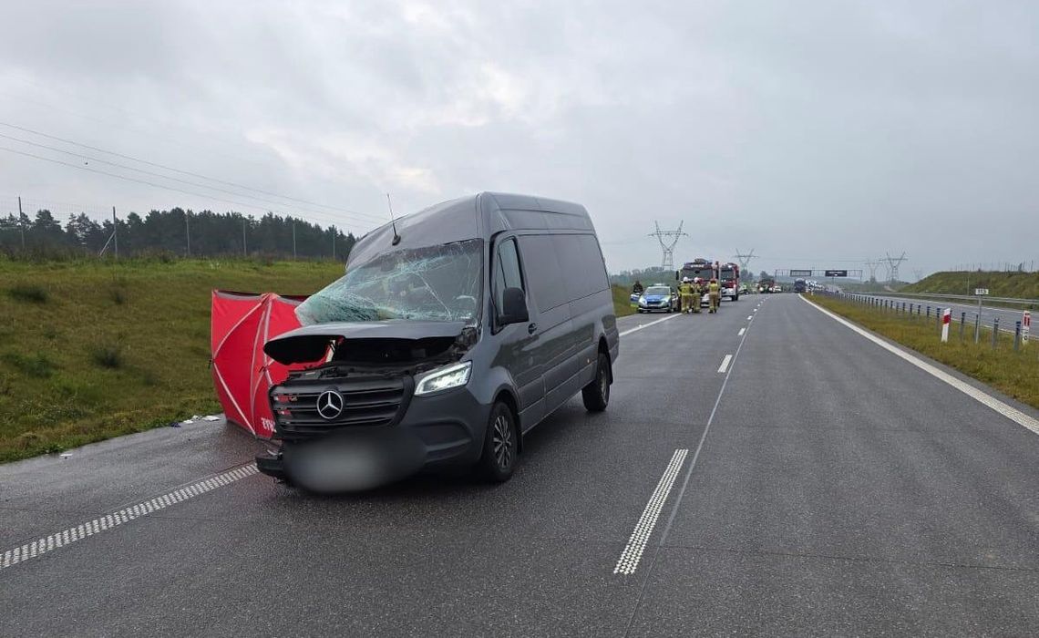 Wypadek śmiertelny na drodze ekpresowej S61. Laweta zderzyła się z busem wiozącym 10 osób
