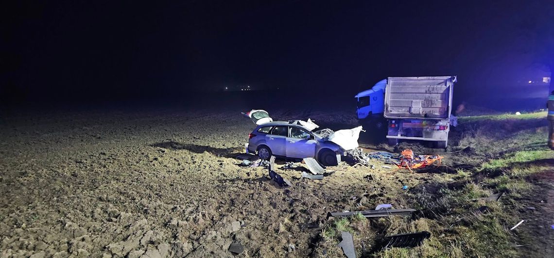 Wypadek śmiertelny na krajowej 16. Zginęła kobieta, jej córka została zabrana do szpitala Wypadek śmiertelny na krajowej 16. Zginęła kobieta, jej córka została zabrana do szpitala