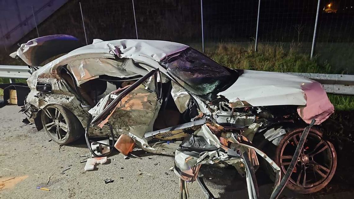 Wypadek śmiertelny na prostej drodze. Kierowca BMW uderzył w bariery i zginął na miejscu Wypadek śmiertelny na prostej drodze. Kierowca BMW uderzył w bariery i zginął na miejscu