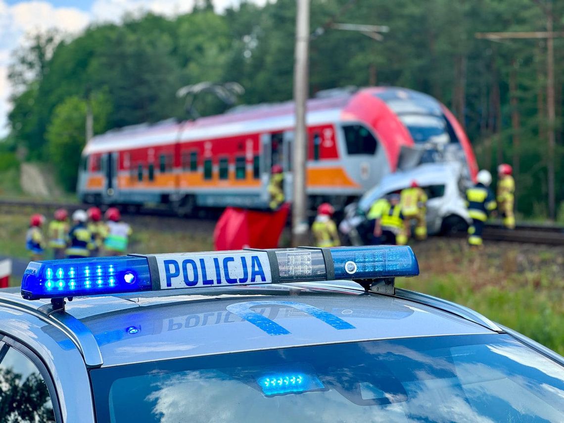 Wypadek śmiertelny na strzeżonym przejeździe kolejowym. Zginęła kierująca samochodem osobowym