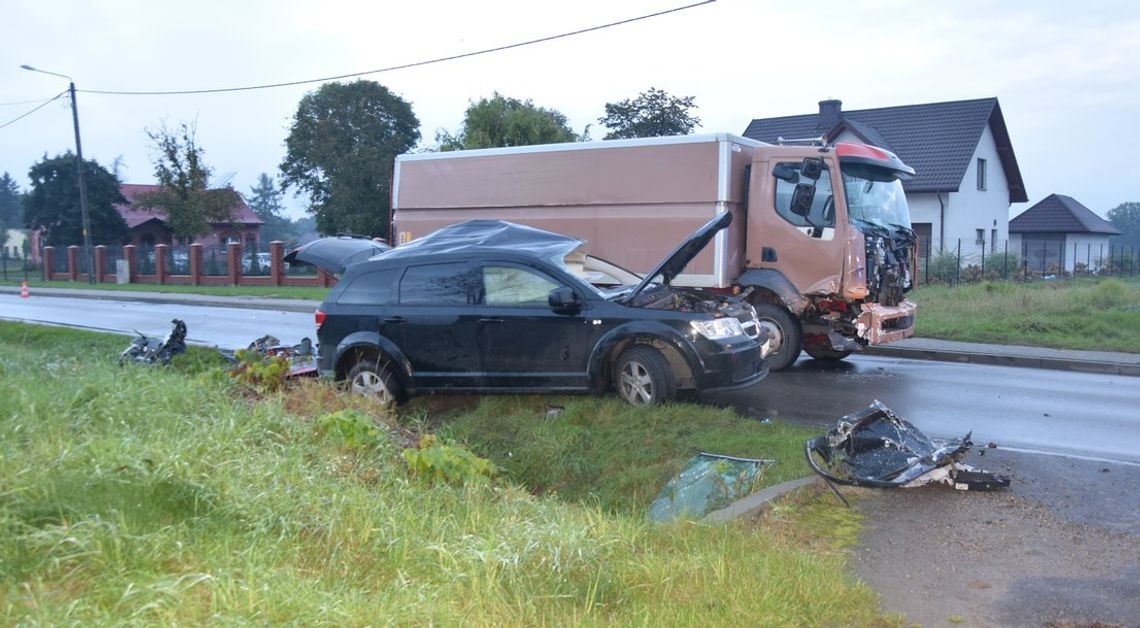 Wypadek śmiertelny z udziałem ciężarówki i osobówki. Zginął kierujący dodgem