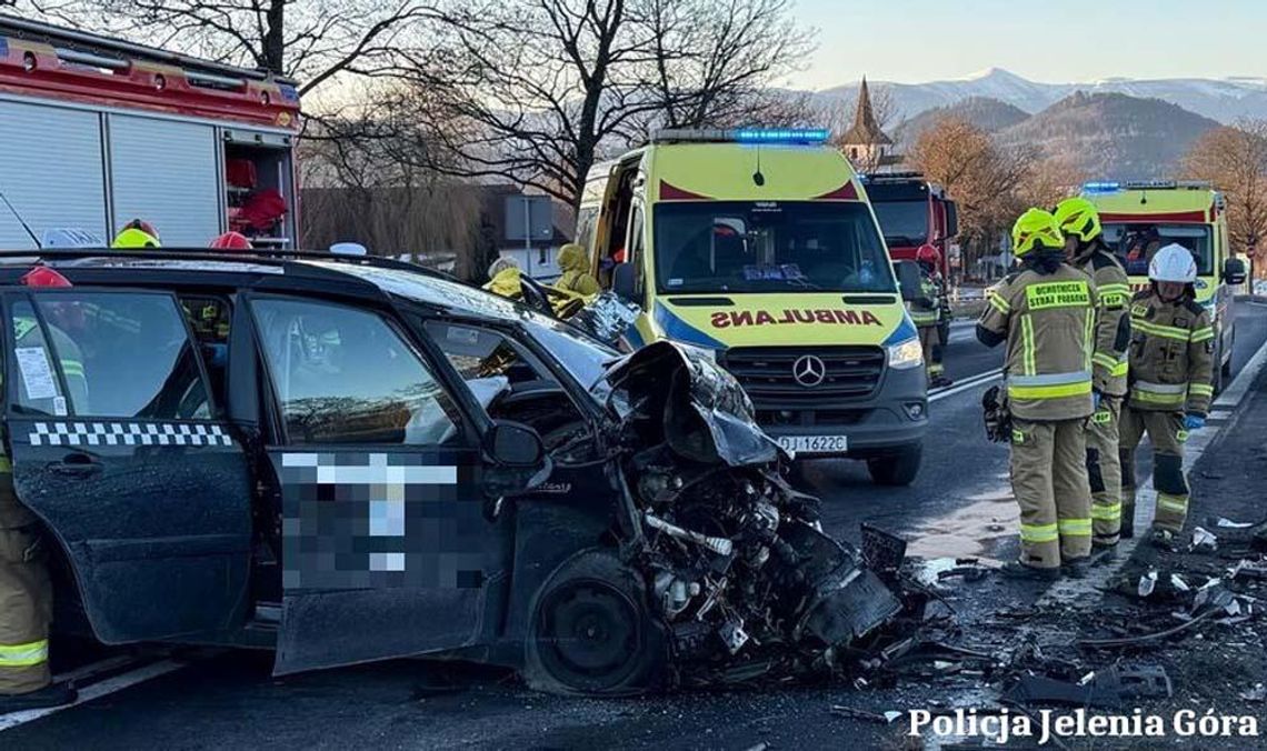 Wypadek taksówki z sześcioma obcokrajowcami. Kierowca alfy wpadł w poślizg