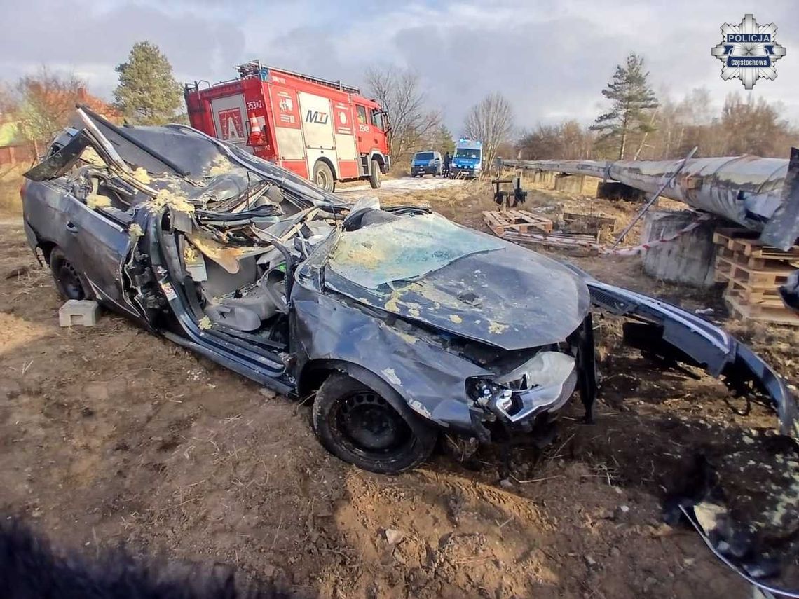 Wypadek volkswagena z czwórką nastolatków. Kierowca bez prawka próbował uciec policji