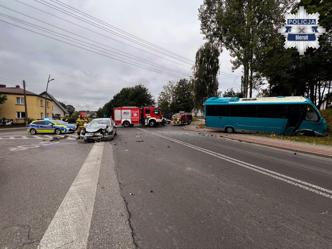 Wypadek z udziałem autobusu i auta osobowego. Jedna osoba została zabrana do szpitala