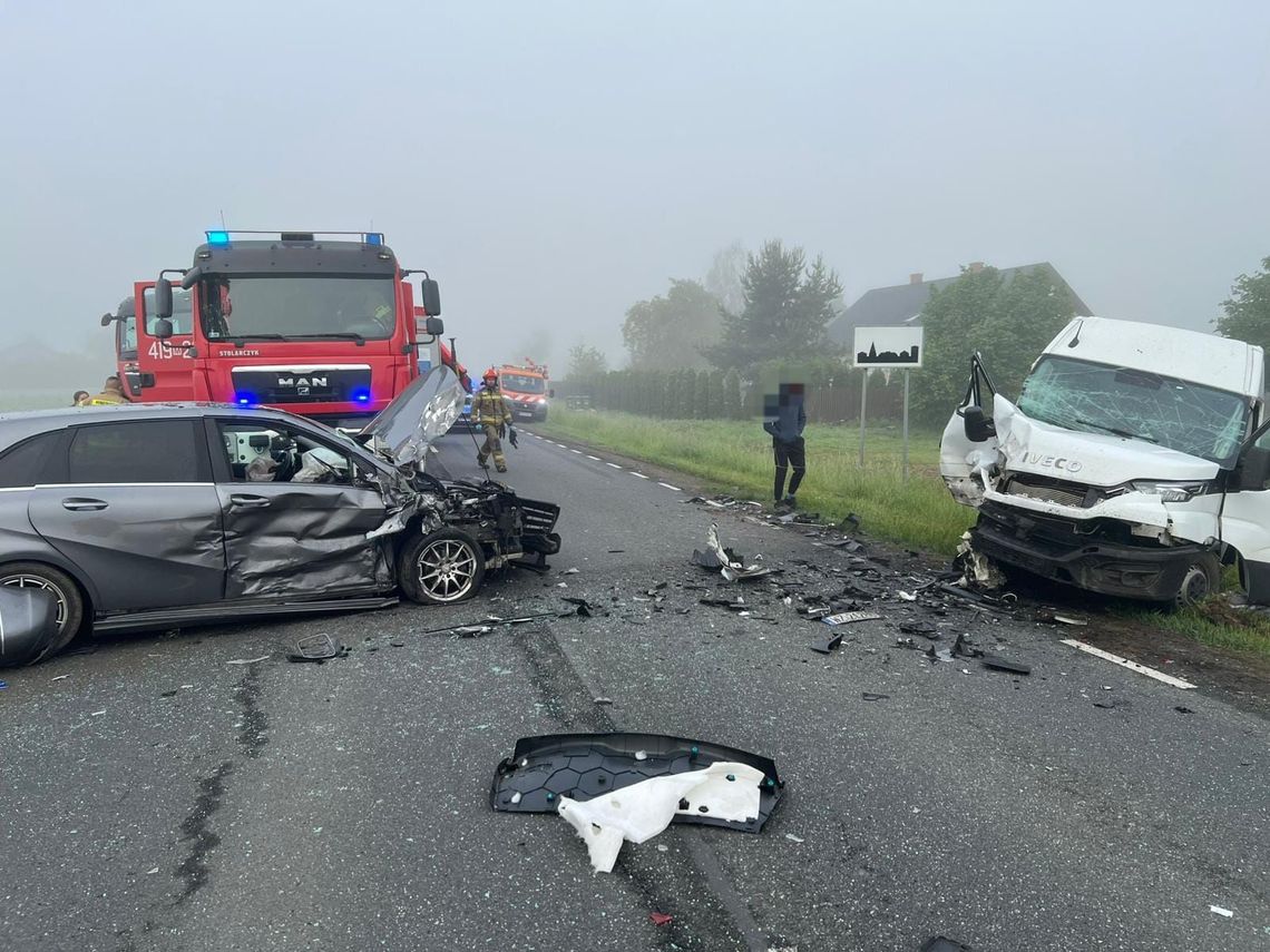 Wypadek z udziałem ciężarówki, busa i osobówki. Zablokowana droga krajowa nr 60 Wypadek z udziałem ciężarówki, busa i osobówki. Zablokowana droga krajowa nr 60