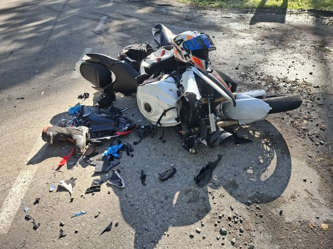 Wypadek z udziałem dwóch motocyklistów i osobówki. Kierujący Suzuki trafił do szpitala Wypadek z udziałem dwóch motocyklistów i osobówki. Kierujący Suzuki trafił do szpitala