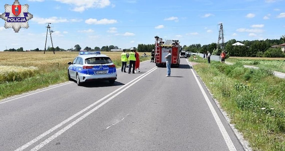 Wypadek z udziałem dwóch osobówek i motorowerzysty. 64-latek potrącony przez dachujący samochód