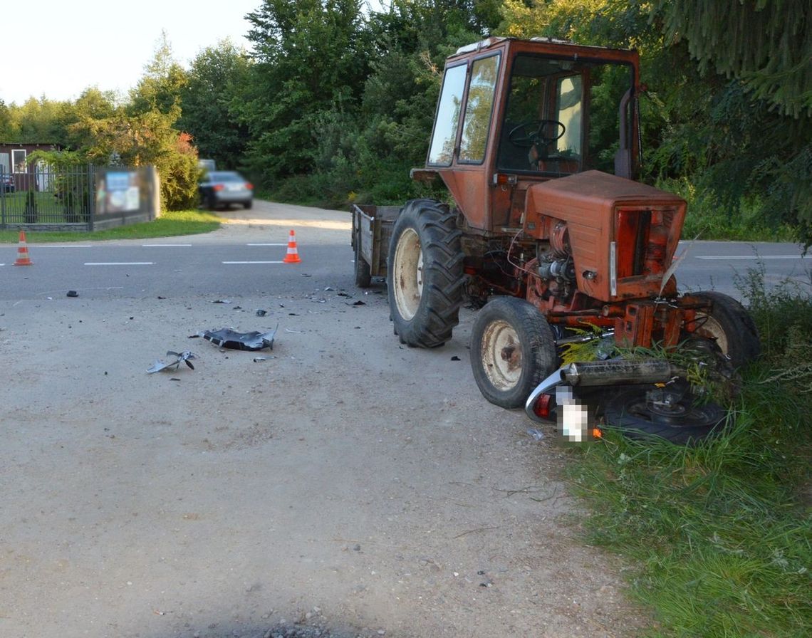 Wypadek z udziałem motocykla i ciągnika rolniczego. Poszkodowany 31-latek został ranny [FOTO]