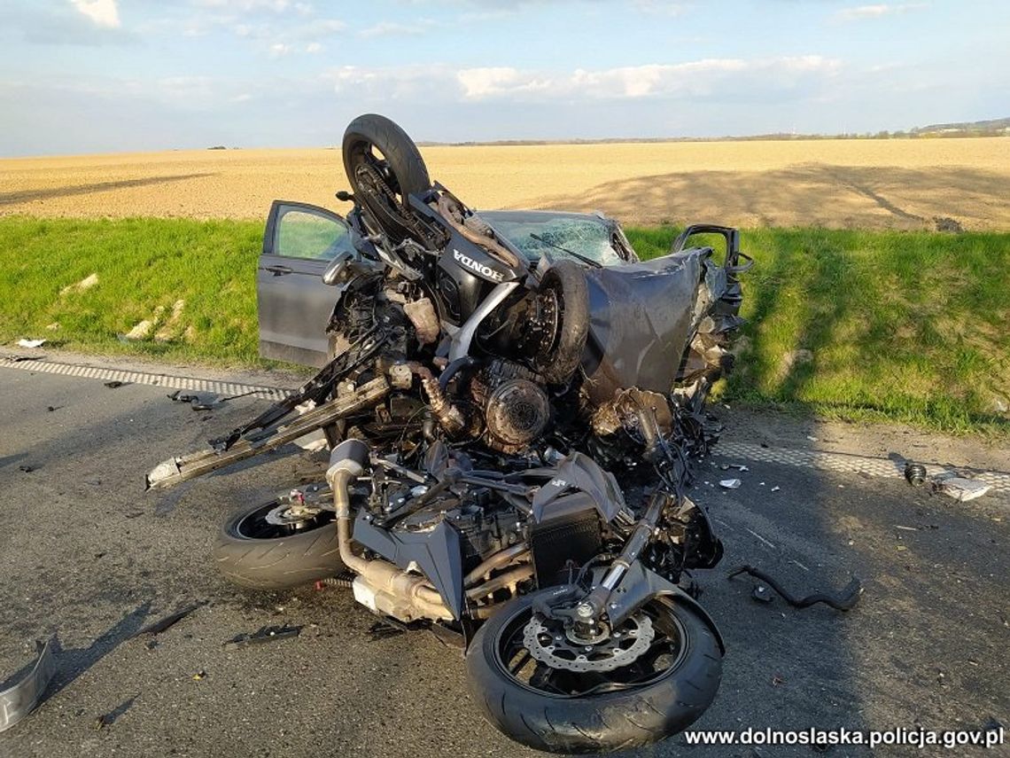 Wypadek z udziałem osobówki, ciężarówki i 2 motocykli. Trzy osoby trafiły do szpitala [FOTO]