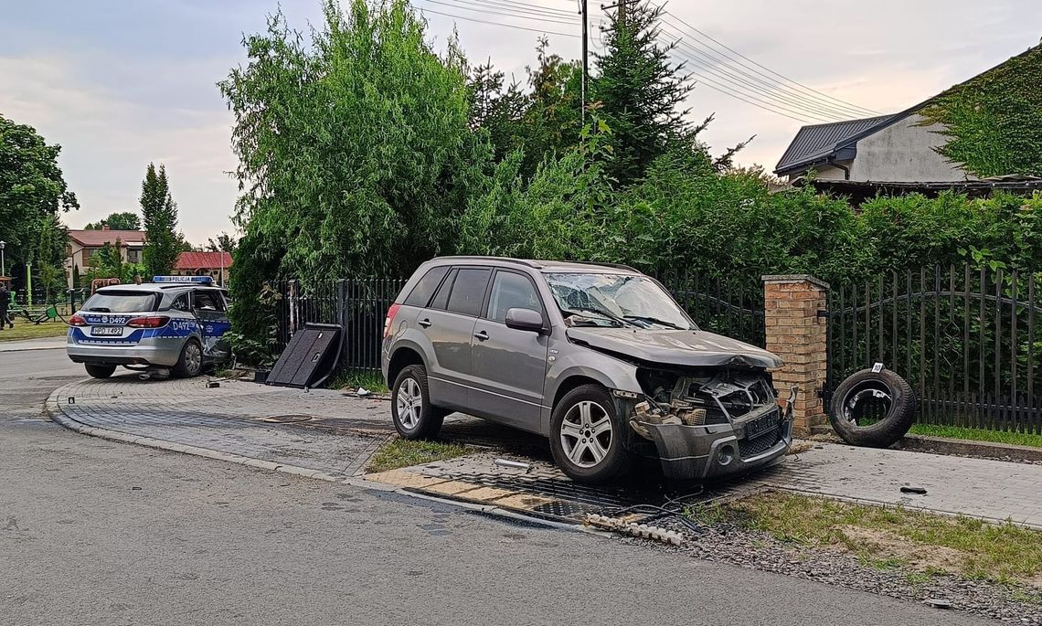 Wypadek z udziałem osobówki i radiowozu jadącego na sygnałach. Cztery osoby zostały ranne [ZDJĘCIA]