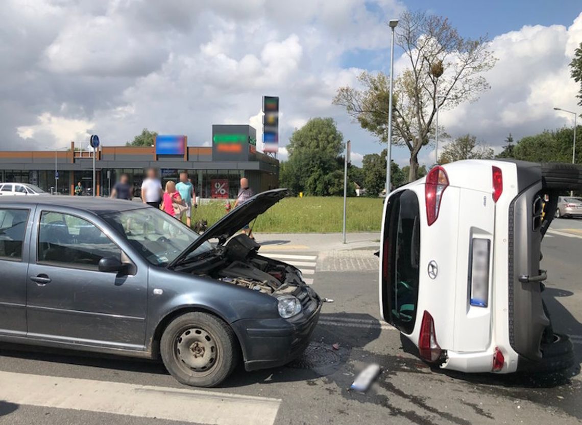 Wypadek z udziałem trzech osobówek, w tym nieoznakowanego radiowozu. Ranna 27-letnia kobieta