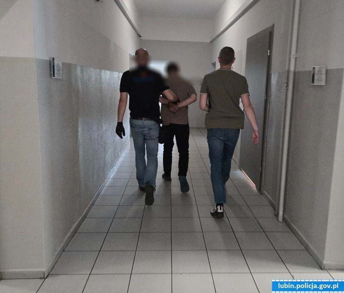 Wypłacał z bankomatu duże kwoty przy użyciu blika. Wpadł dzięki czujności emerytowanego policjanta