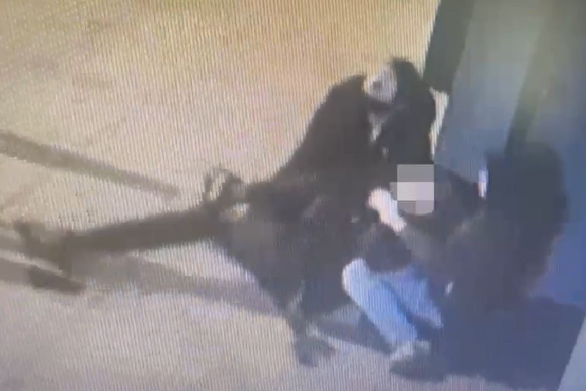 Wypłacił pieniądze i został napadnięty. Napastnicy użyli noża, policja opublikowała nagranie [WIDEO]
