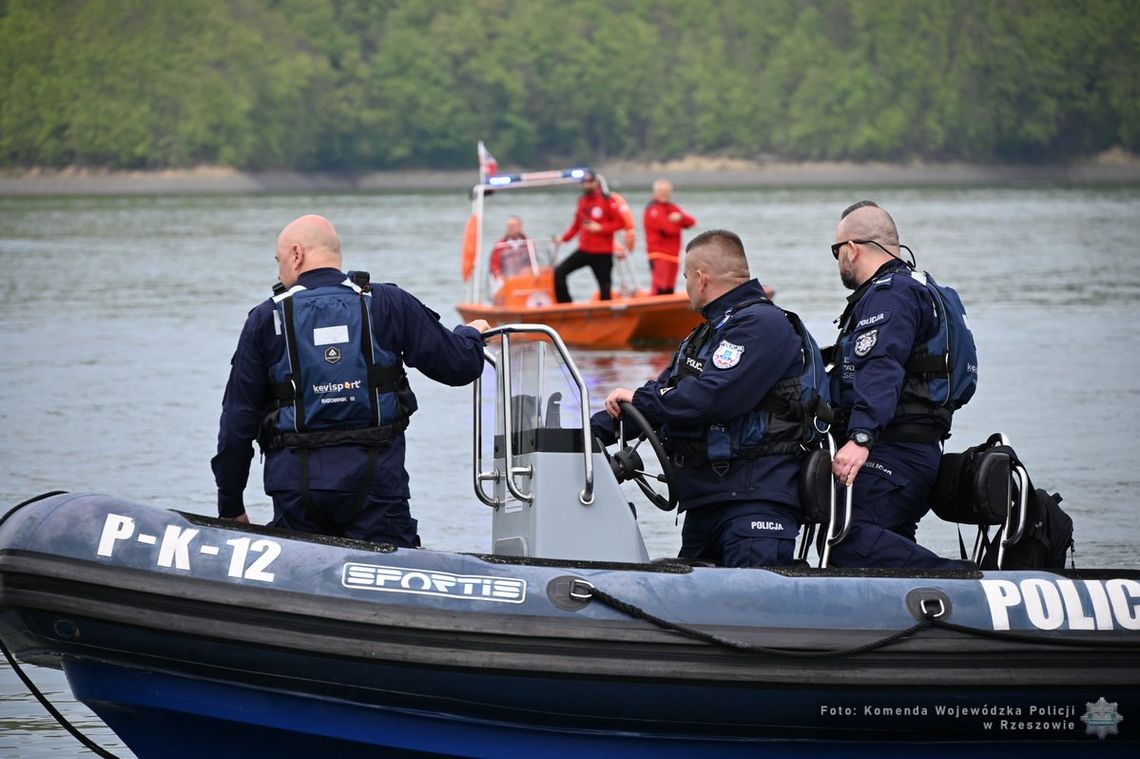 Wypłynął na środek jeziora i zniknął pod wodą. Trwają poszukiwania mężczyzny, jest apel policji