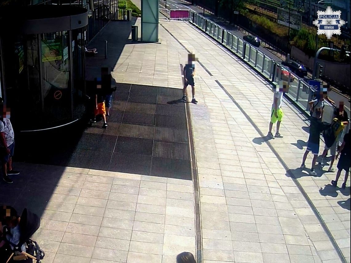 Wyprowadził chłopaka z centrum handlowego i zerwał z niego koszulkę. Nie podobało mu się, jakie ma barwy Wyprowadził chłopaka z centrum handlowego i zerwał z niego koszulkę. Nie podobało mu się, jakie ma barwy
